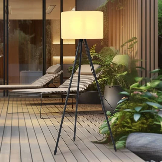 Lámpara de terraza Lucande Trivira, altura 130 cm, trípode