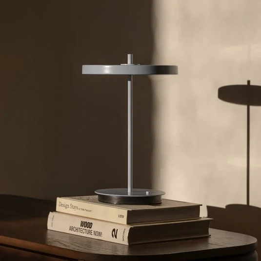 Lámpara de mesa recargable LED UMAGE Asteria Move, azul claro, 31 cm