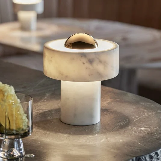 lámpara de mesa LED recargable Stone de Tom Dixon, color dorado, altura 19 cm