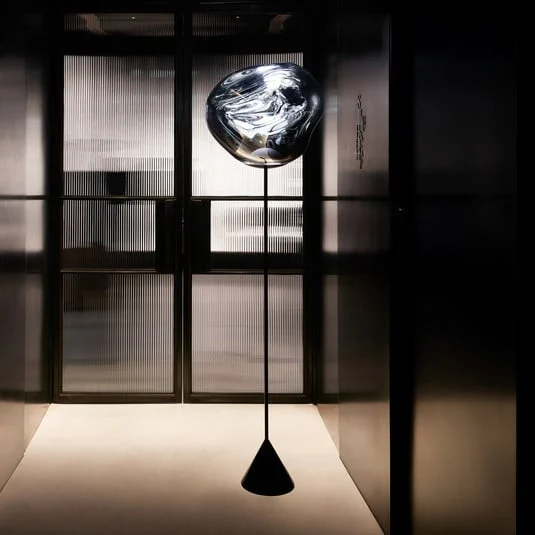 lámpara de pie LED Melt Cone Slim de Tom Dixon, gris humo, 180 cm