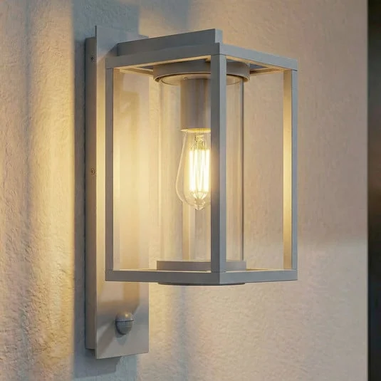 Aplique para exterior Lucande Ferda, con sensor, con la portalámpara hacia