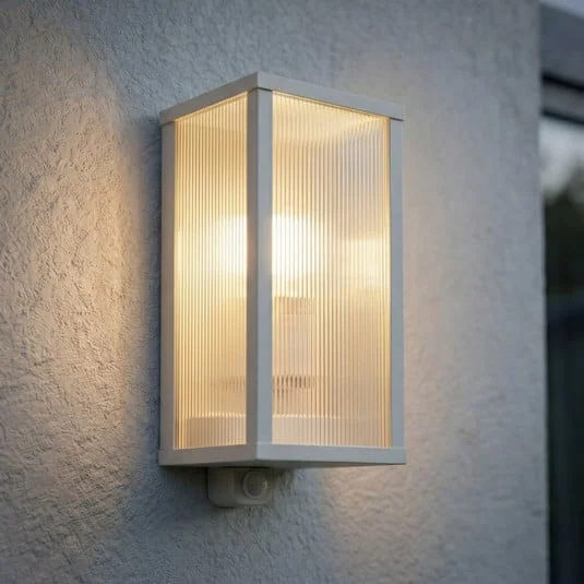 Aplique para exterior Lindby Peldar, gris/estriada, 26 cm, con sensor
