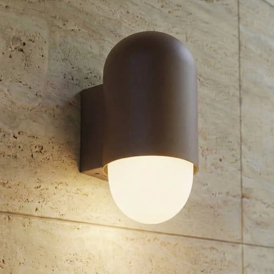Aplique de exterior Lindby Pilva, marrón, metal, IP44, E27