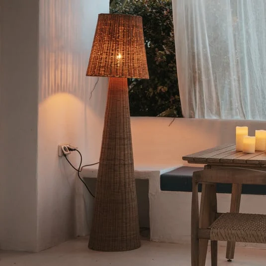Lámpara de pie Newgarden Lola, color madera, ratán, IP54