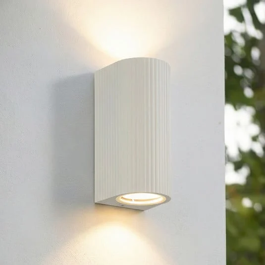 Aplique de exterior Lindby Aluvo, blanco, 16 cm, IP65, estriado