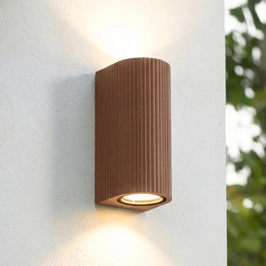 Aplique de exterior Lindby Aluvo, óxido, 16 cm, IP65, estriado