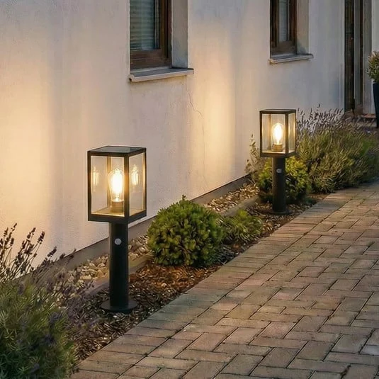 Lindby Relto, bolardo luminoso LED para caminos, sensor, pica para clavar en el
