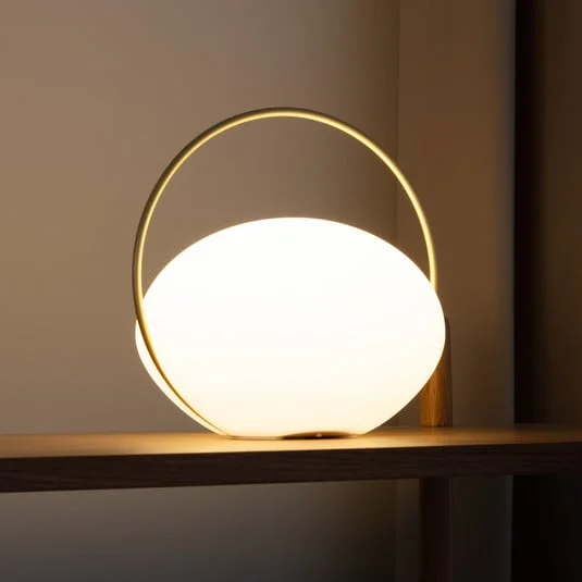 Lámpara de mesa recargable LED UMAGE Orbit, blanco/latón, IP44, CCT