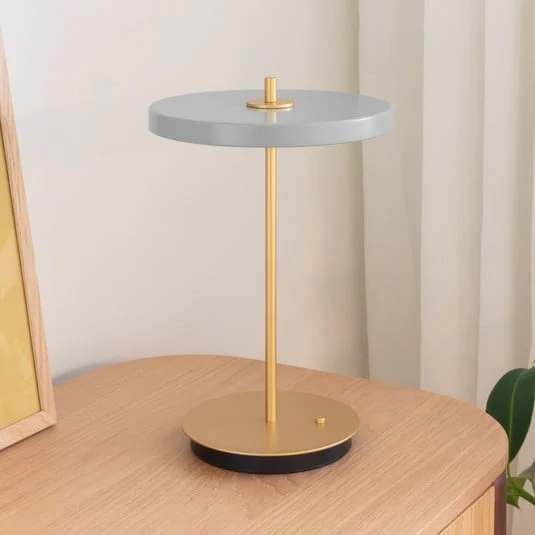 Lámpara de mesa recargable LED UMAGE Asteria Move gris niebla/latón 31 cm