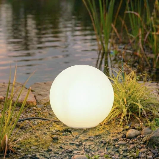 Lámpara globo Lindby Valyra, Ø 30 cm, IP54, pica para fijar en el suelo