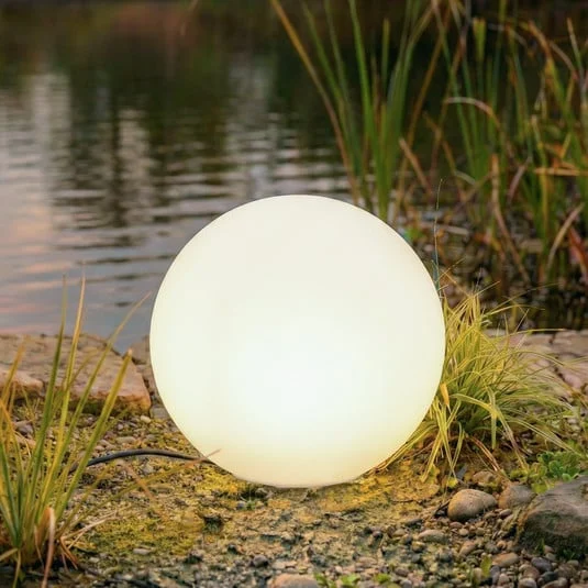 Lámpara globo Lindby Valyra, Ø 40 cm, IP54, pica para fijar en el suelo