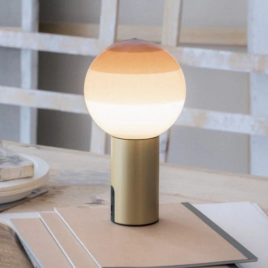 Lámpara de mesa recargable MARSET Dipping Light, color crema/latón, atenuable