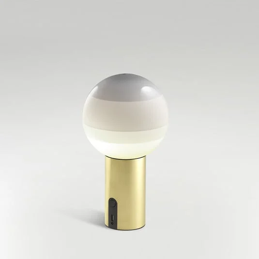 Lámpara de mesa recargable MARSET Dipping Light, atenuable, blanco/latón