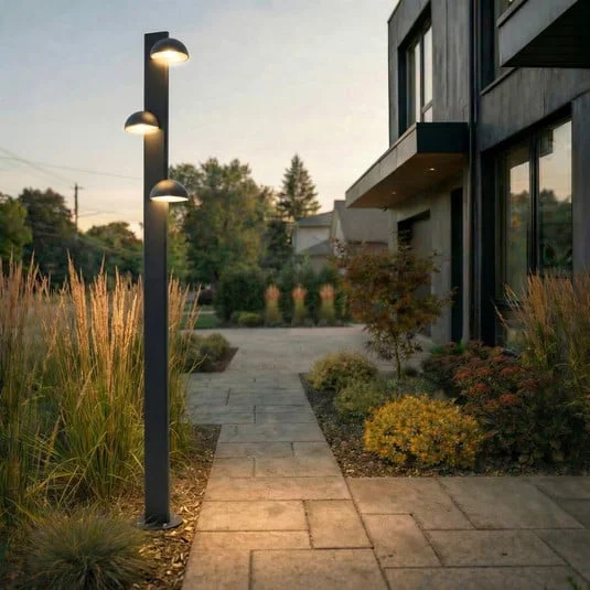 Lámpara exterior LED Lucande Velira, negra, 220 cm, con 3 luces.