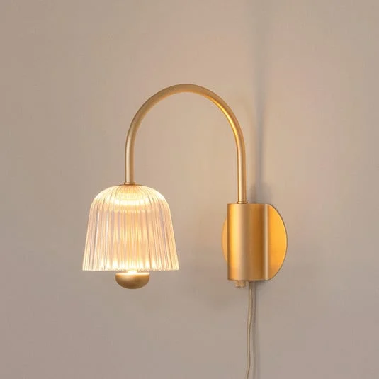 Aplique de pared LED Nuura Asteea, ancho 16 cm, color latón/transparente