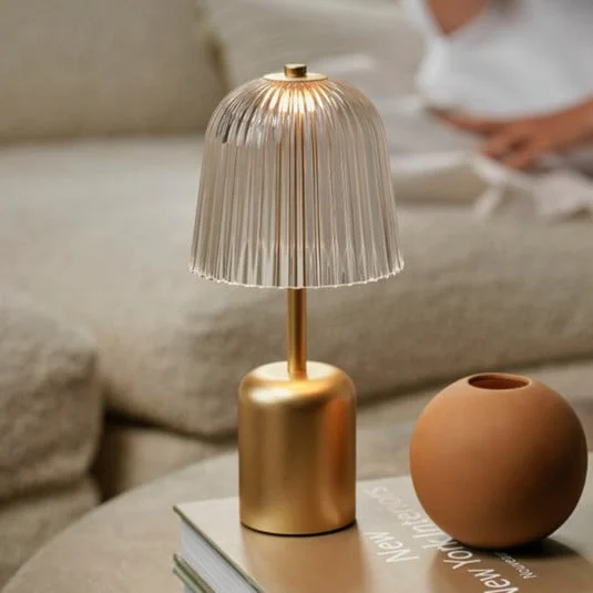 lámpara de mesa recargable LED Nuura Asteea, color latón, altura 27 cm