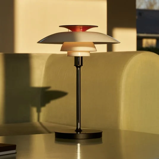 Lámpara de mesa LED recargable PH 80 de Louis Poulsen, blanco/rojo/cromo IP44