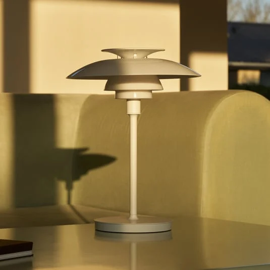 Lámpara de mesa LED recargable PH 80 de Louis Poulsen, blanco opalino, IP44