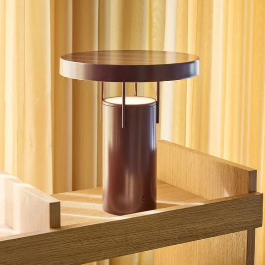 lámpara de mesa LED HÜBSCH BringMe, burdeos metalizado, 28 cm