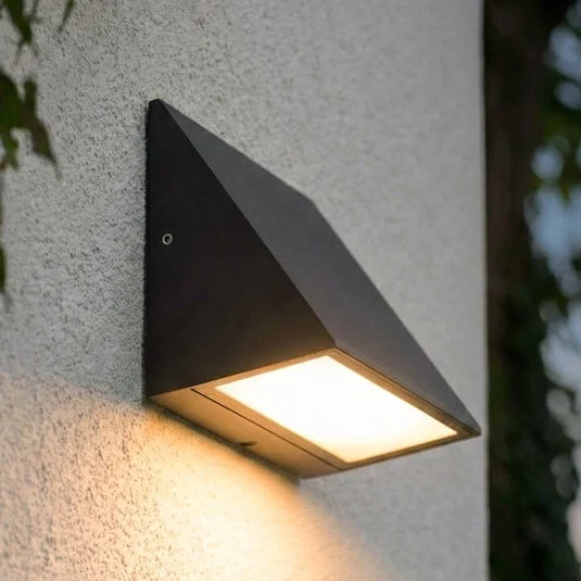 Aplique LED para exterior Lindby Triava, negro, aluminio, IP65