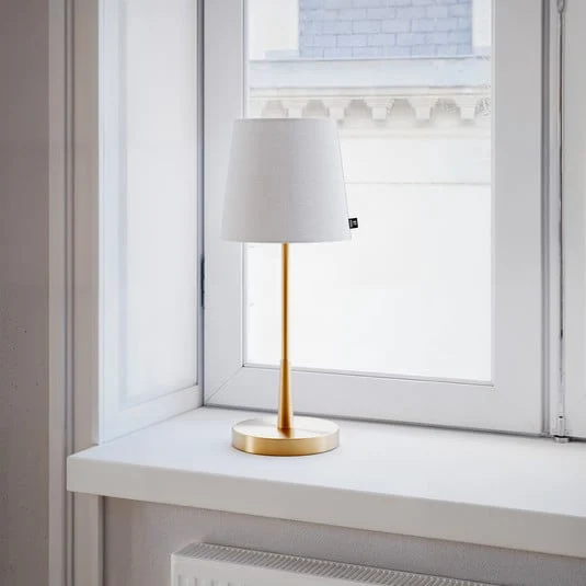Lámpara de mesa Lumi de By Rydens, 49 cm, dorada/blanca, textil