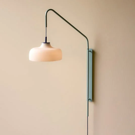 Aplique de pared HÜBSCH Current, azul claro, saliente 71 cm