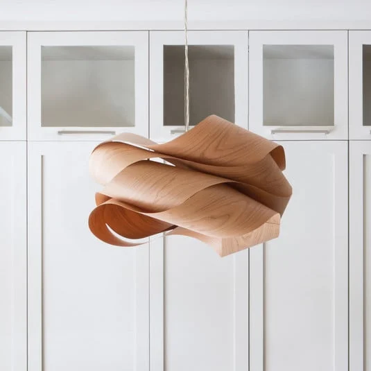Lámpara colgante Link de LZF, color cerezo/níquel, Ø 46 cm, madera