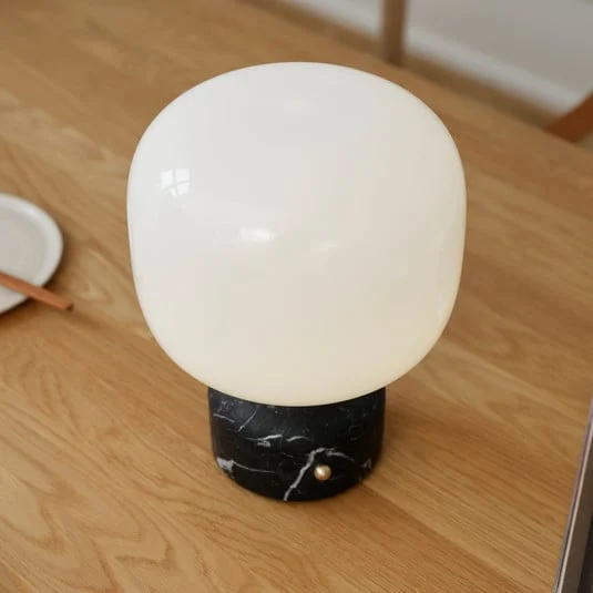 lámpara de mesa LED GEJST Meemo, mármol negro, cristal, USB