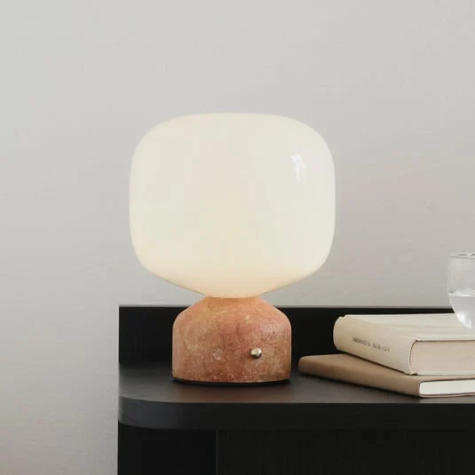 lámpara de mesa LED GEJST Meemo, mármol ámbar, cristal, USB