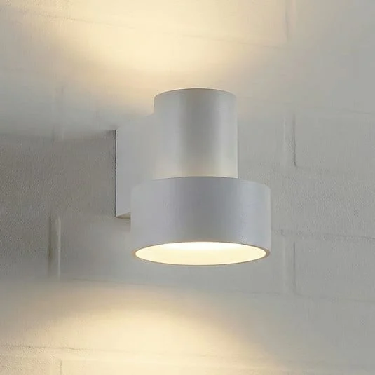 Aplique LED para exterior Lucande Elune, gris claro, IP44, luz hacia