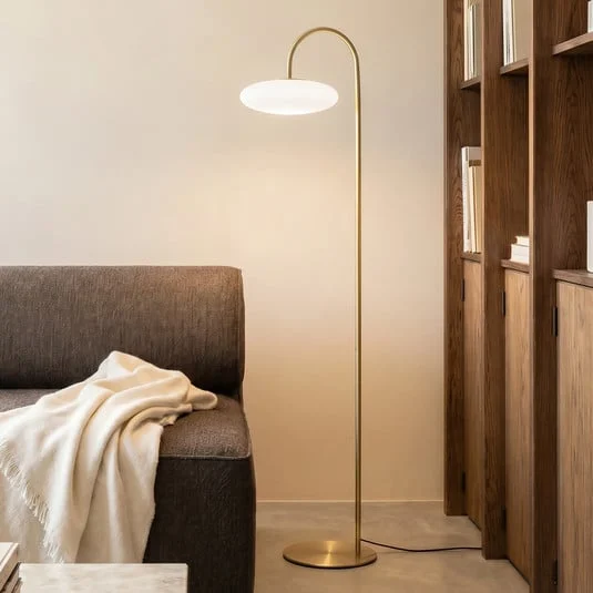Lámpara de pie LED Tenebra de Lucande, 150 cm, latón/blanco, cristal