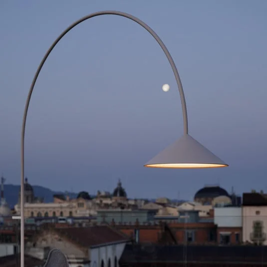 Lámpara de pie LED para exteriores OUT de Vibia, beige, altura 242 cm, IP44,