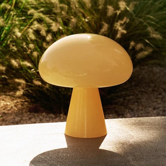 Lámpara de mesa LED recargable Gubi Obello, amarillo suave, IP44, cristal
