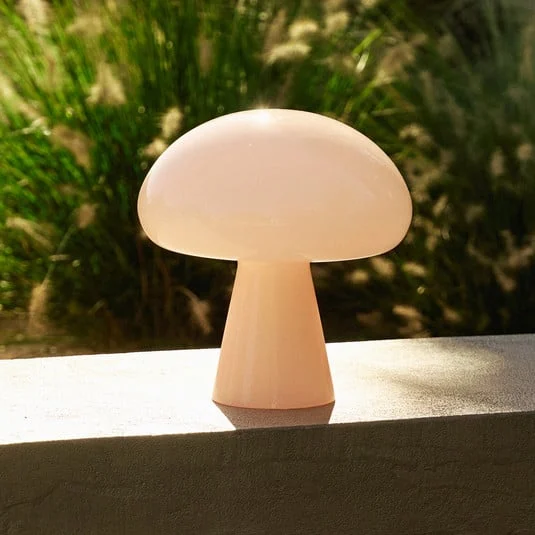 Lámpara de mesa recargable LED Gubi Obello, rosa empolvado, IP44, cristal