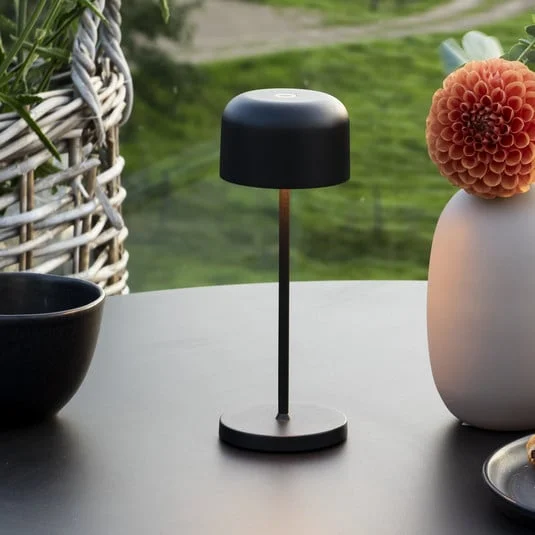 Lámpara de mesa LED recargable Lille, altura 20 cm, negro, IP54, USB