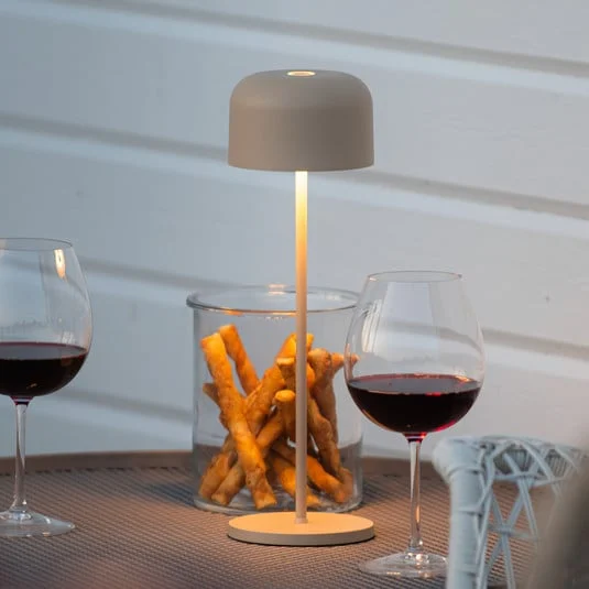 Lámpara de mesa LED recargable Lille, altura 36 cm, color arena, IP54, USB