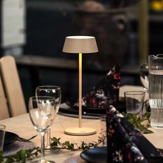 Lámpara de mesa LED recargable Menton, color arena, altura 27 cm, IP54, USB