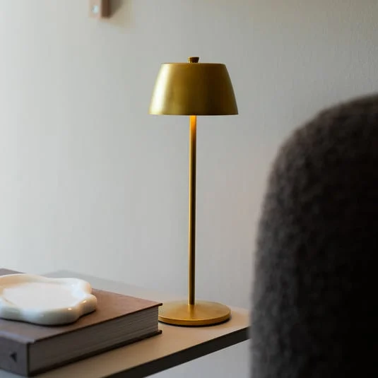 Lámpara de mesa LED recargable Eze, oro mate, 32 cm, IP54, USB