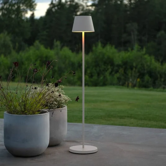 Lámpara de pie LED recargable Pomezia, blanca, 124 cm, IP54, USB