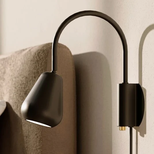 Nuura Foco de pared Anoli, negro, metal, GU10, enchufe