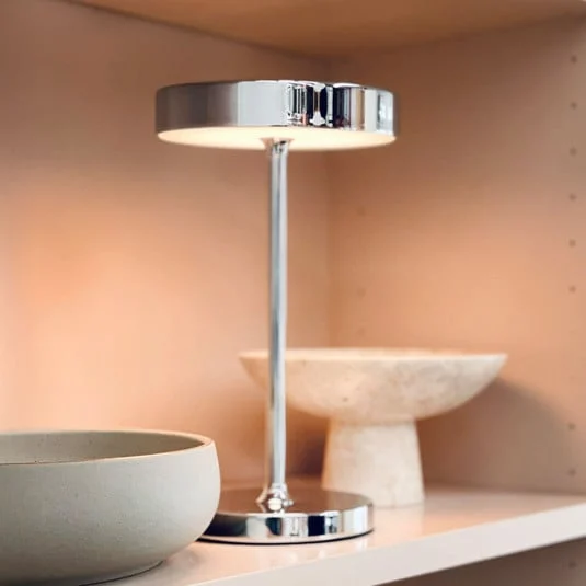 Lámpara de mesa recargable LED Starlight de Dyberg Larsen, cromada, metal