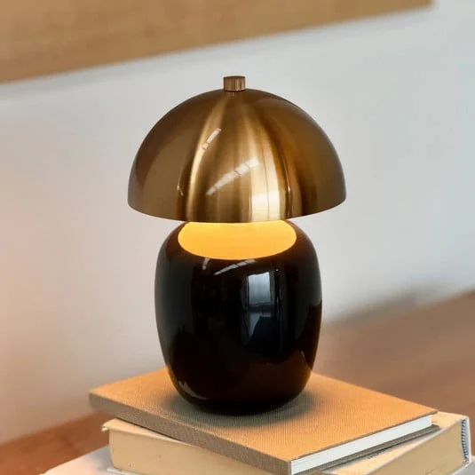 Lámpara de mesa LED Dyberg Larsen Manhatten, negro/latón