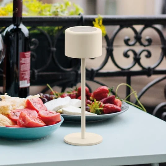 Lámpara de mesa LED recargable Juna, beige arena, altura 25 cm, metal, IP54
