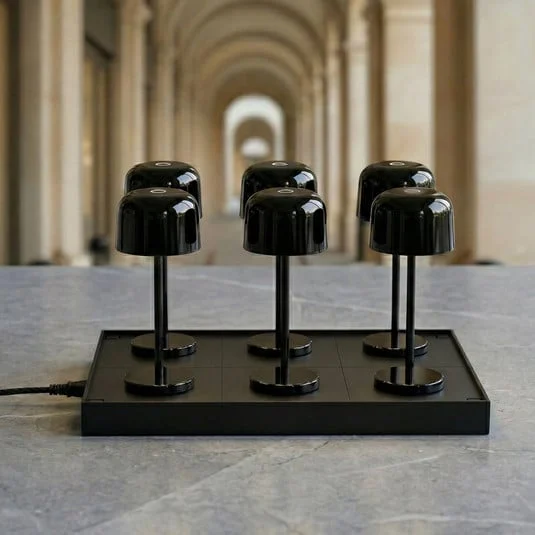 Lámpara de mesa LED recargable Quill, negra, 6 unidades, estación de carga