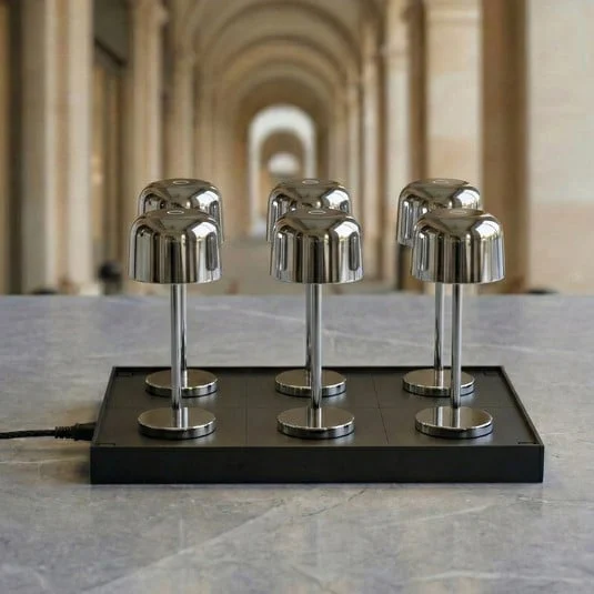 Lámpara de mesa LED recargable Quill, cromada, 6 unidades, estación de carga