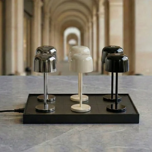 Lámpara LED de mesa recargable Quill cromada/beige/negra, estación de carga