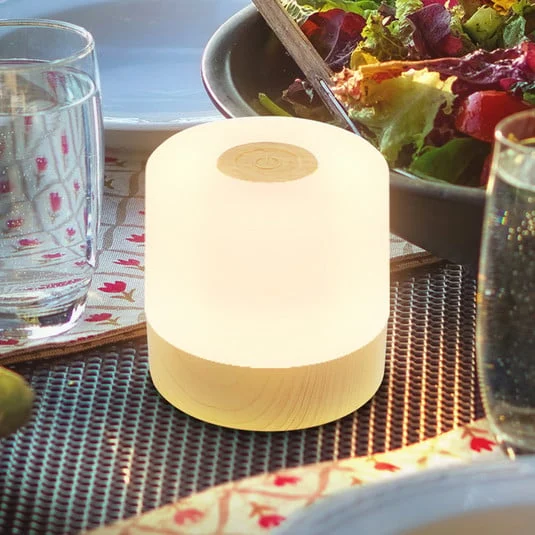 Lámpara de mesa LED recargable Cita con acabado en madera, USB-C, 2700 K,