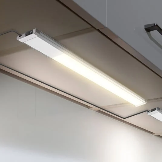 Lámpara LED bajo armario Kniff plateada, longitud 57,5 cm, 3000 K