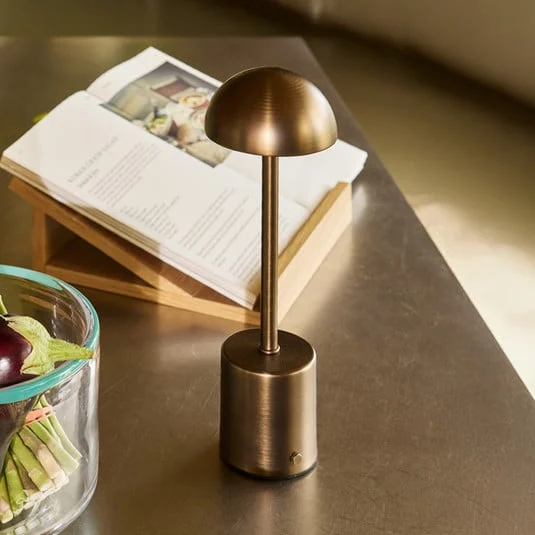 Lámpara de mesa LED recargable Taten, latón bruñido, altura 30 cm