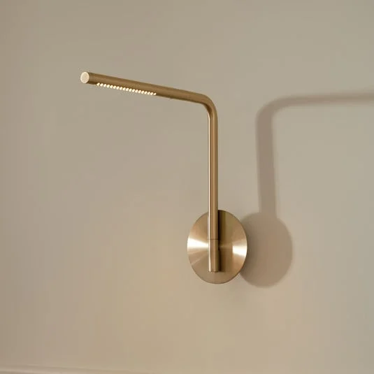 Aplique de pared LED UMAGE Omni Pivot, color latón, atenuable